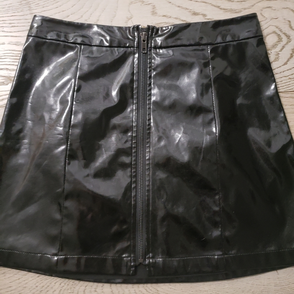 Guess Dylan Faux Patent Leather Skirt Size 2